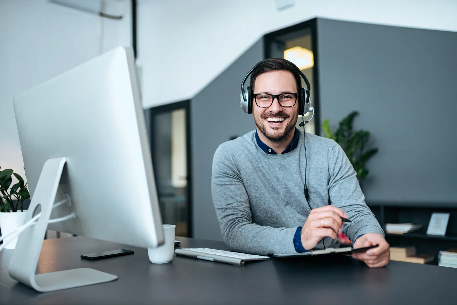 Ein Mann mit Headset berät zu Familienhotels