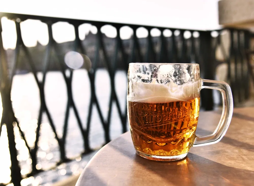 Ein frisch gezapftes Bier im Kurzurlaub in Tschechien genießen