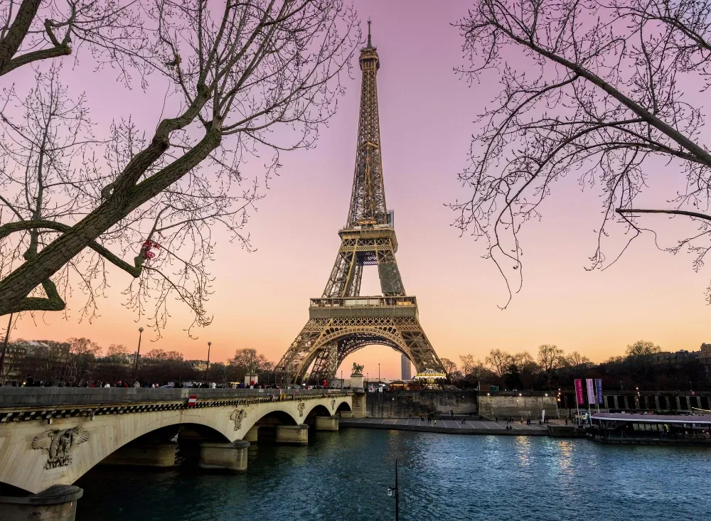 Dern Eiffelturm als Wahrzeichen von Paris im Urlaub besichtigen