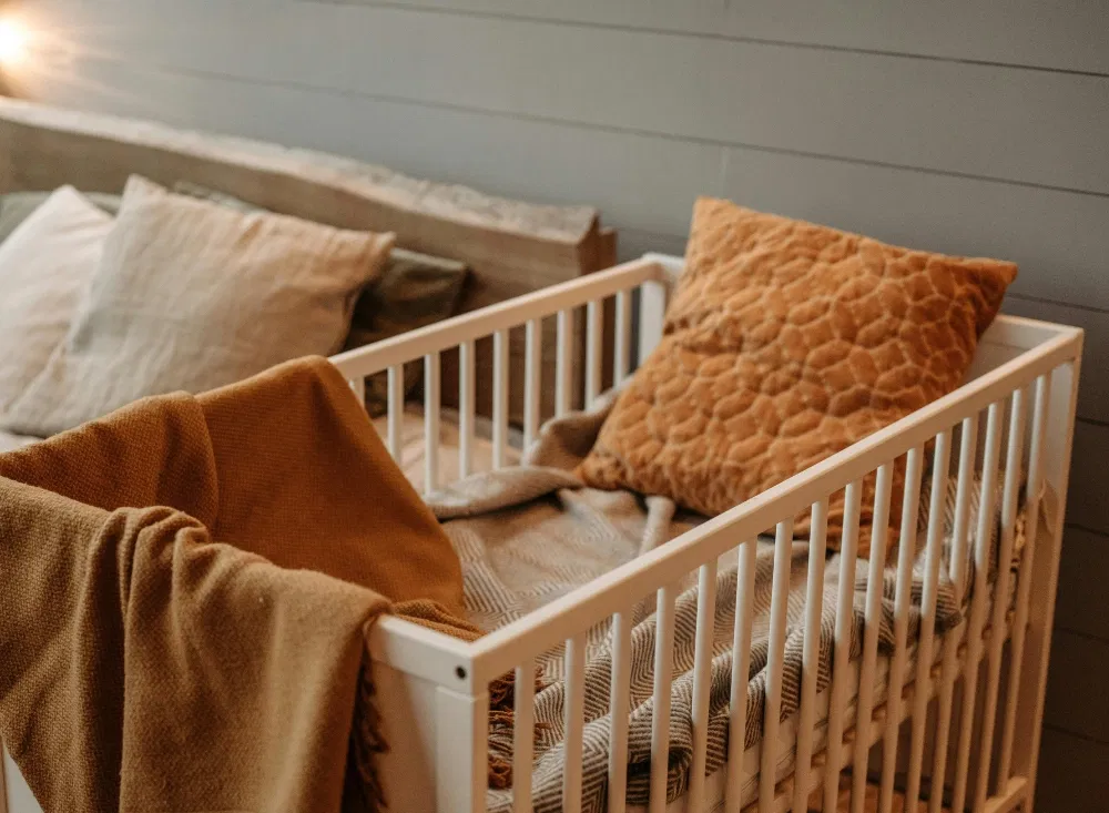 Babybett im Familienhotel