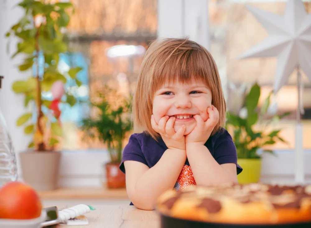 Kind freut sich aufs Essen im Familienhotel