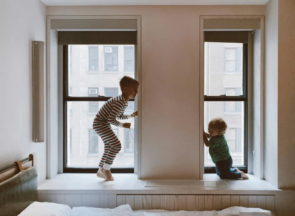 Kinder haben Spaß im Hotelzimmer des Familienhotels