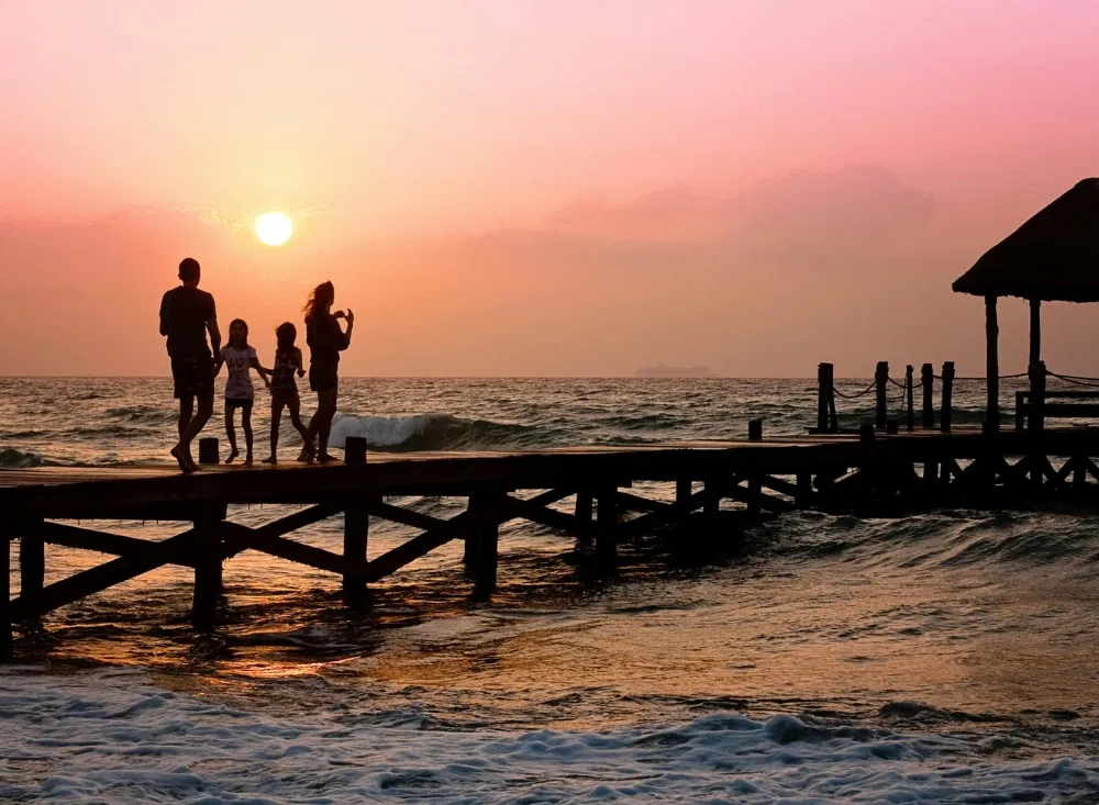 Eine Familie im Urlaub am Meer