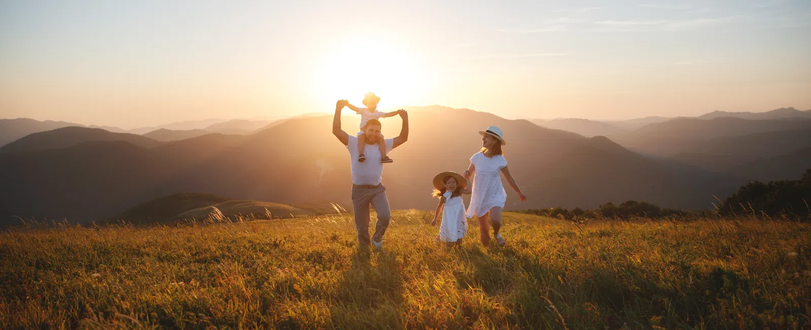 Fröhliche Familie im Urlaub