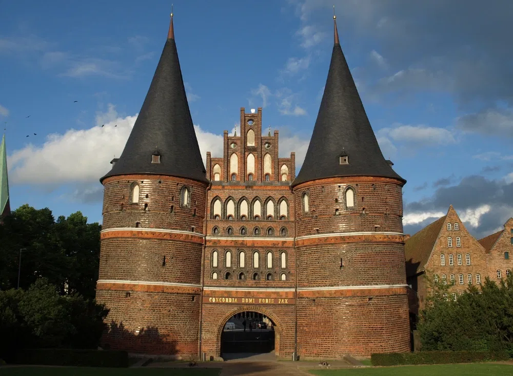 Das Holstentor als Wahrzeichen Lübecks im Kurzurlaub erkunden