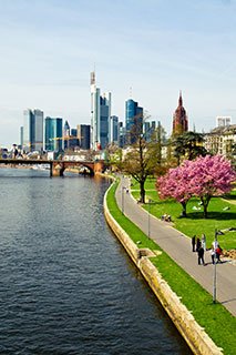 Grünflächen am Mainufer mit den Hotelgutscheinen für Frankfurt erkunden