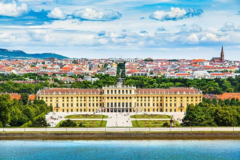 Das prunkvolle Schloss Schönbrunn mit Ihrem Hotelgutschein für Wien entdecken