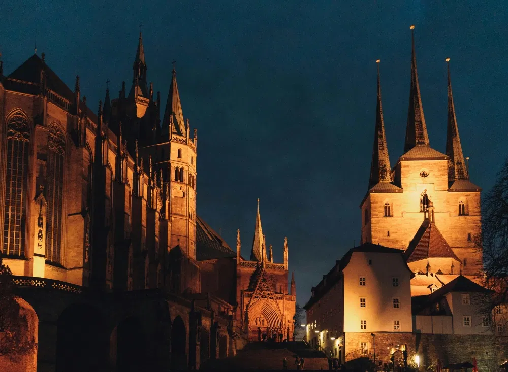 Angestrahlte Kirchen in der Nacht im Erfurt-Kurzurlaub