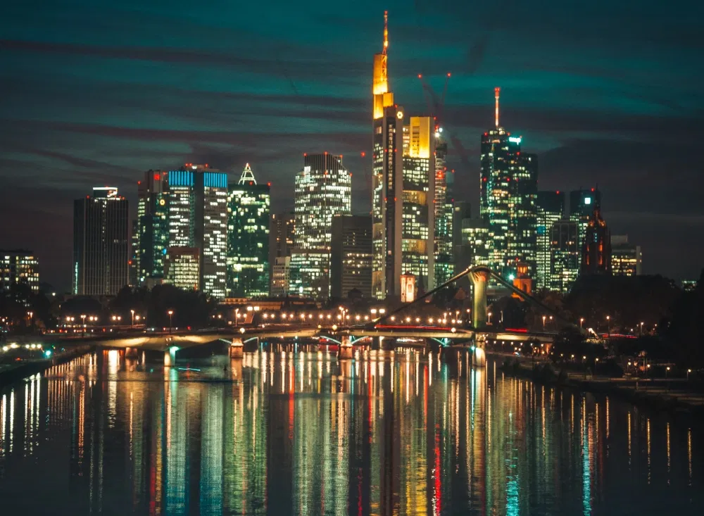 Die nächtliche Skyline Frankfurts auf dem Kurztrip genießen 