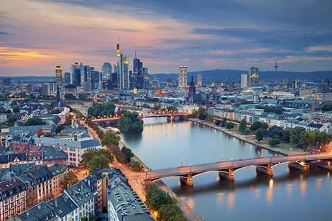 Genießen Sie die Skyline von Frankfurt am Mein bei Ihrem Kurzurlaub in Hessen