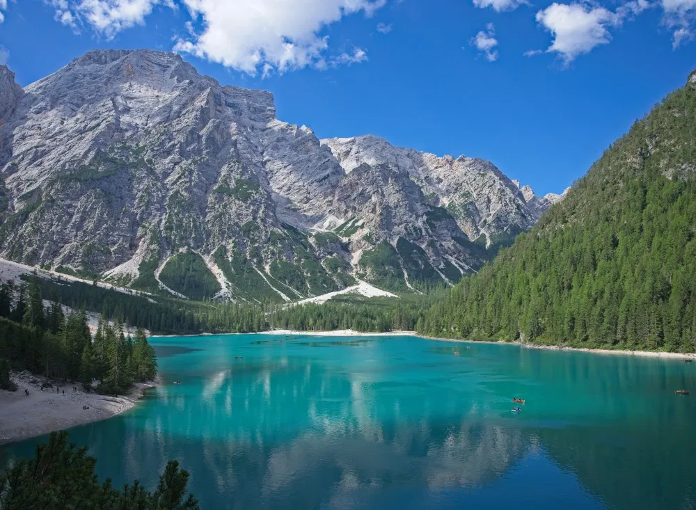 Ein See und Berglandschaft in Südtirol im Italien-Kurzurlaub
