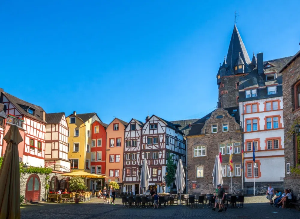 Genießen Sie regionale Spezialitäten in historischen Altstädten an der Mosel