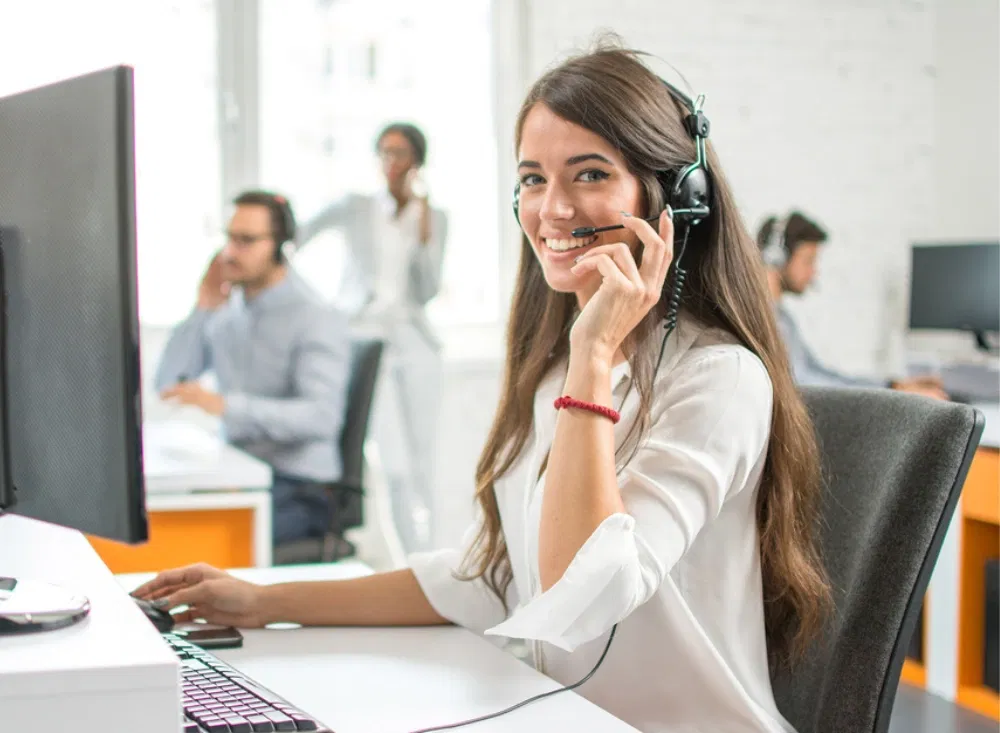 Kundenbetreuerin mit Headset berät zum Elsass-Kurzurlaub