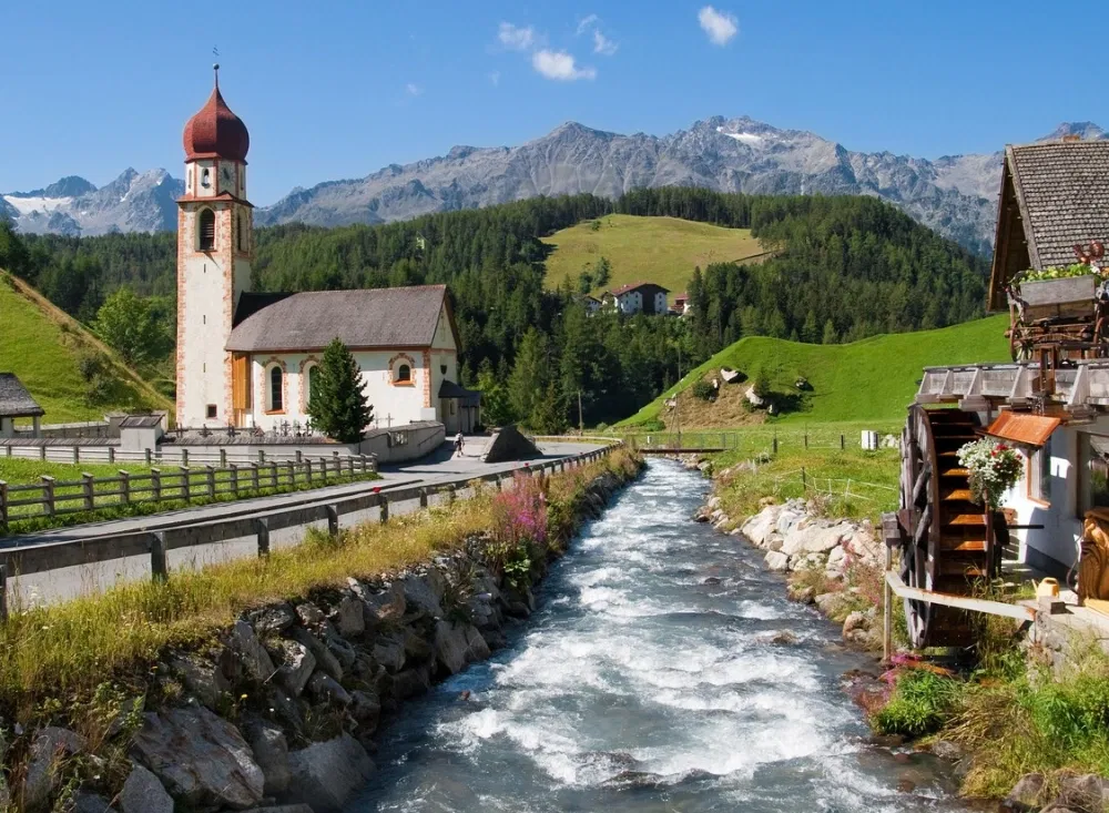 Wandern Sie durch traditionelle Dörfer bei Ihrer Kurzreise durch Österreich