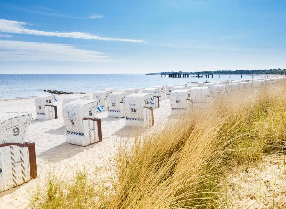 Im Kurzurlaub an der Ostsee im Strandkorb entspannen