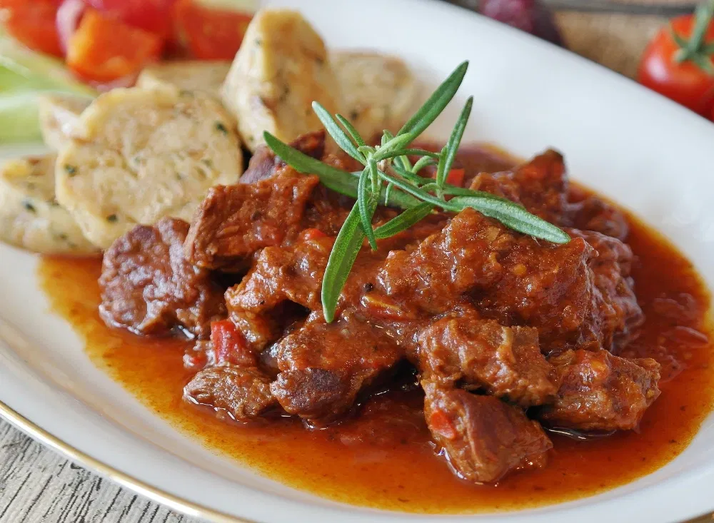 Gulasch und andere Spezialitäten im Prag-Kurzurlaub genießen