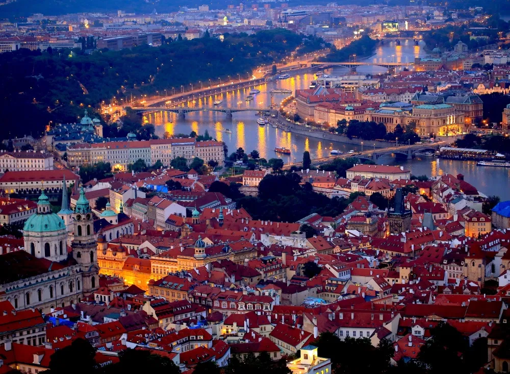 Das Stadtpanorama von Prag im Kurzurlaub genießen
