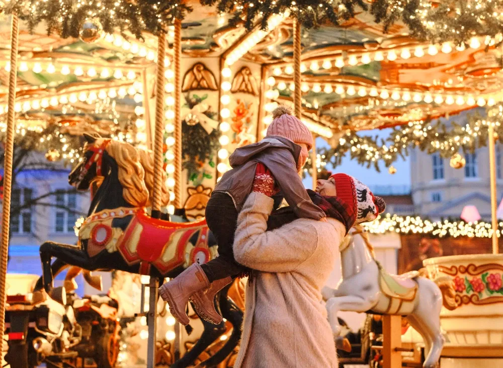 Freude auf dem Weihnachtsmarkt im Kurzurlaub