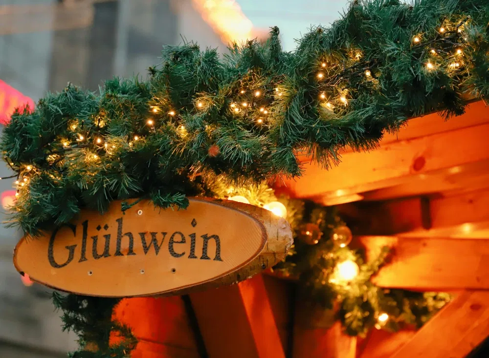Glühwein auf dem Weihnachtsmarkt im Kurzurlaub