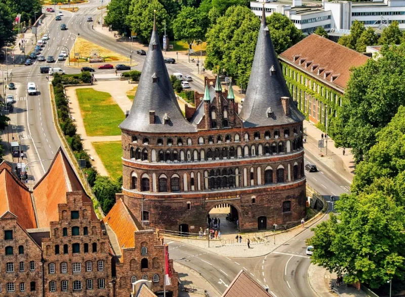 In Ihrem Kurzurlaub in Lübeck das Holstentor erkunden