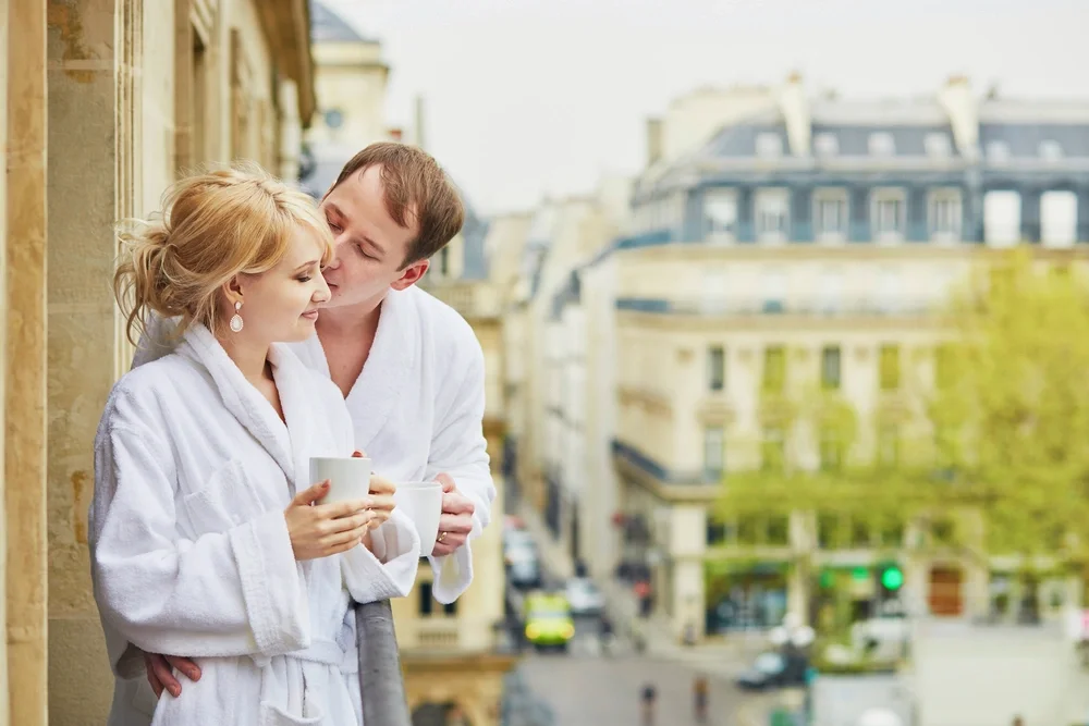 Pärchen genießt den Morgen in einem pariser Hotel während ihres romantischen kurzurlaubs in paris