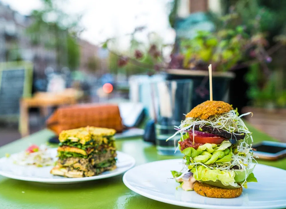 Leckeres Essen während der Städtereise in Amsterdam genießen