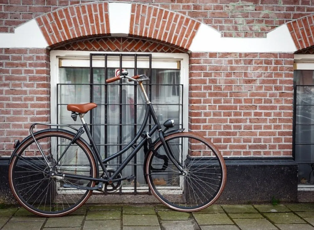 Auf der Amsterdam-Reise mit dem Fahrrad unterwegs