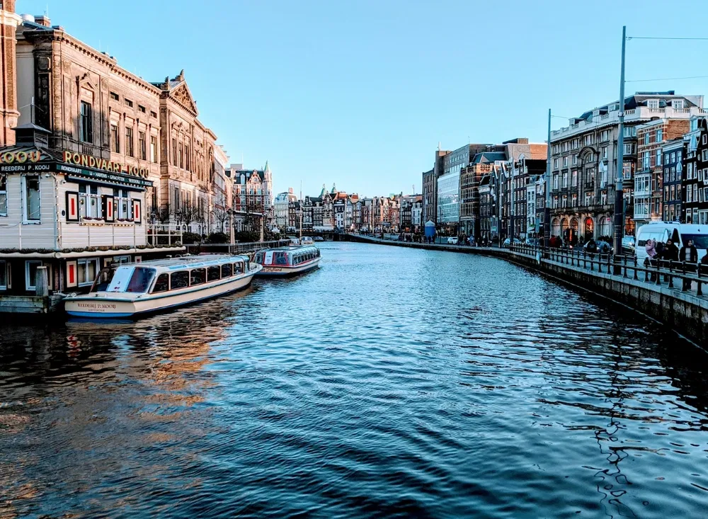 Eine Grachtenfahrt auf dem Städtetrip Amsterdam