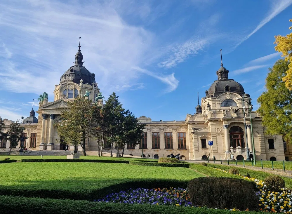 Das  Széchenyi-Thermalbad auf der Städtereise Budapest besuchen