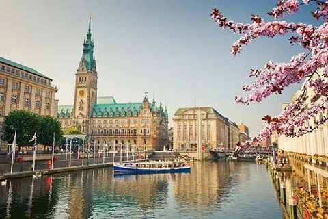 Erkunden Sie die Alster im Frühling auf Ihrer Städtereise in Hamburg