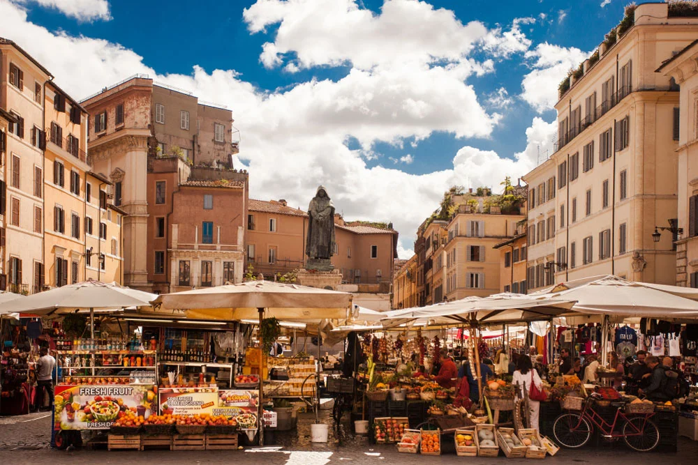 Frische Produkte und italienische Lebensart auf dem täglichen Markt von Campe de Fiori auf Ihrer Städtreise nach Rom