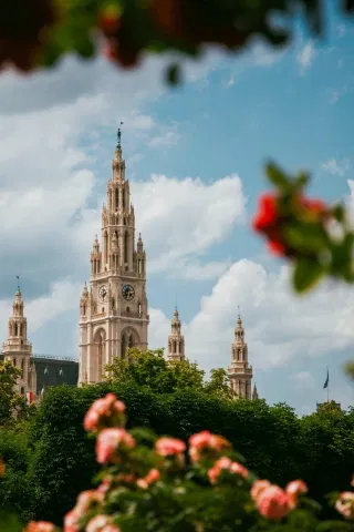 Stephansdom und Blüten im Vordergrund im Österreich-Kurzurlaub