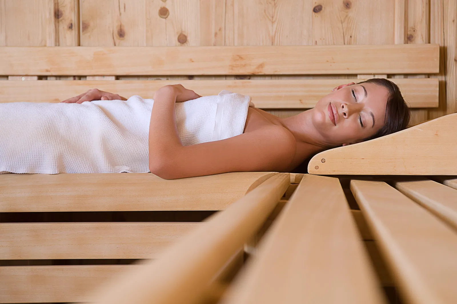 In der Therme entspannt eine Frau in der Sauna 
