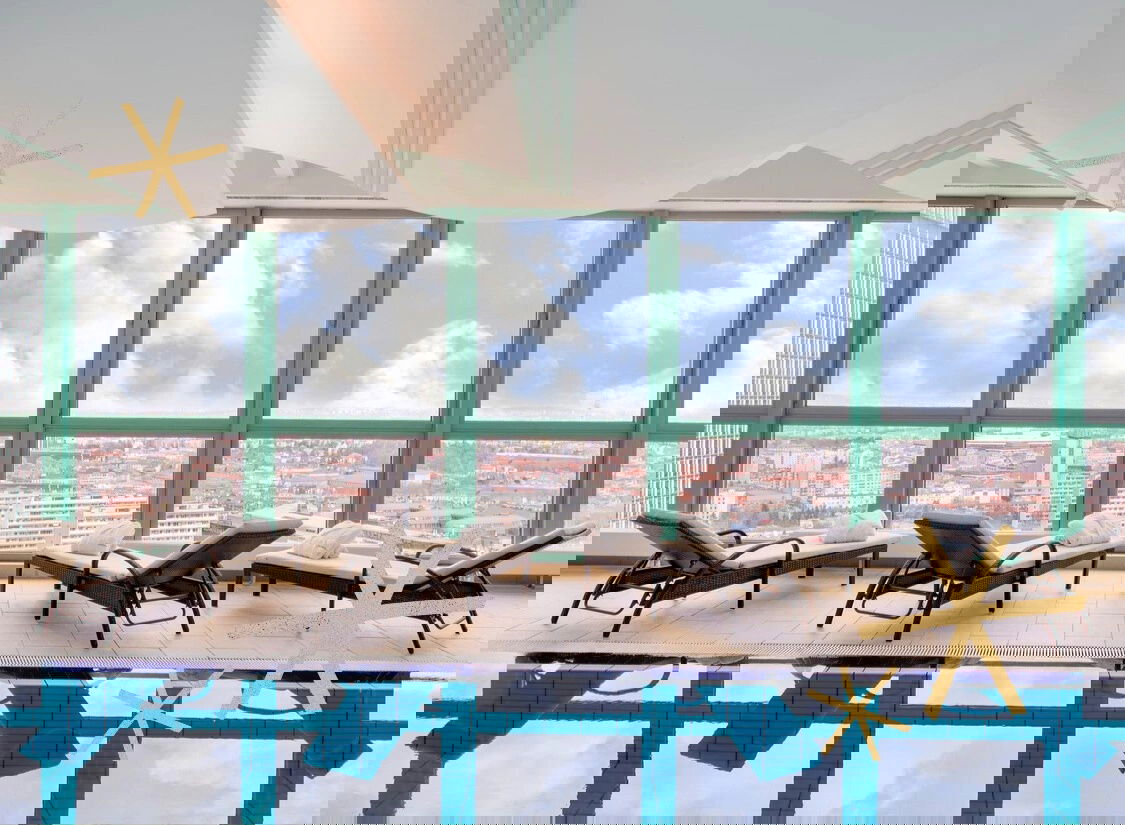 SPECIAL: Panorama-Wellness über den Dächern Prags mit Pool, Whirlpool & Sauna