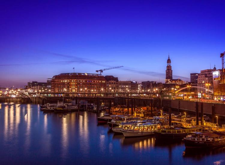 Hamburger Hafen bei Nacht