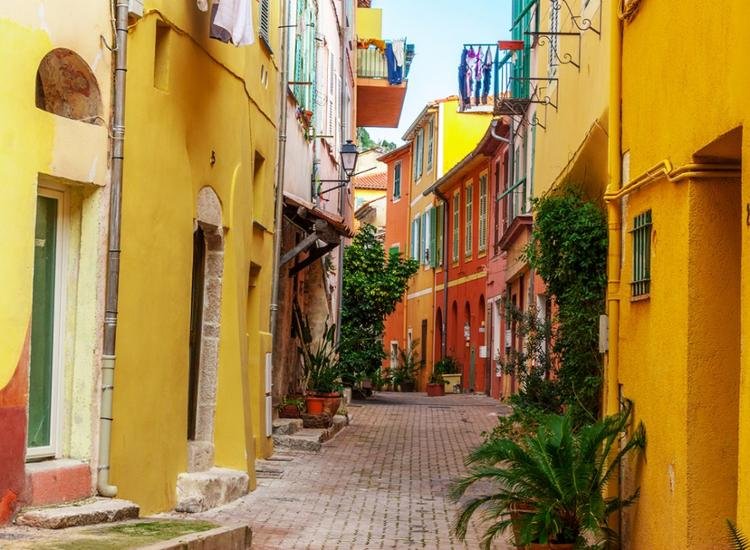 Entdecken Sie die farbenfrohe Stadt Nizza an der Côte d’Azur 