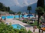 Hotel Bazzanega Gardasee Pool vor Bergpanorama