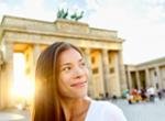 Frau am Brandenburger Tor Berlin