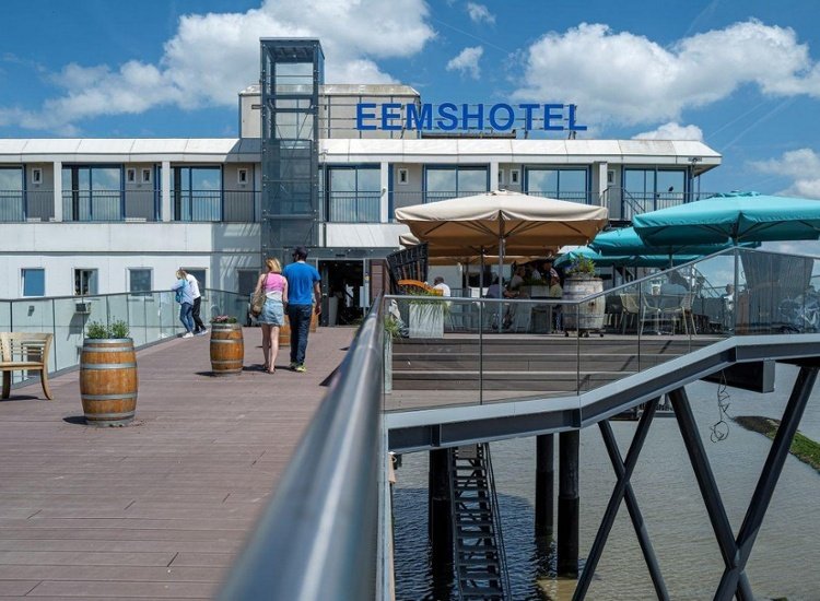 Hotel op palen in zee - Vlak bij de Noordzee in de provincie Groningen