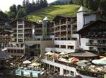 Hotel Alpine Palace Ansicht mit Pool