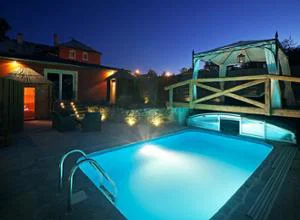 Pytloun Wellness Travel Hotel Pool am Abend