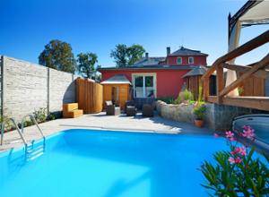 Pytloun Wellness Travel Hotel Pool mit Blick auf das Haus