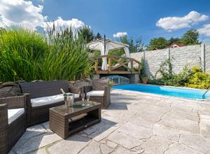 Pytloun Wellness Travel Hotel Pool und Aussenbereich