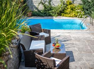 Pytloun Wellness Travel Hotel Sitzecke am Pool