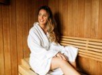 Frau entspannt in der Sauna Parkhotel Wolfsburg