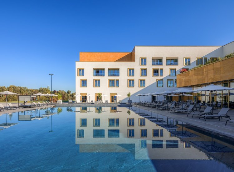 Erstklassiger Luxus in Tirana: Entspannung und Genuss im 5-Sterne Hotel