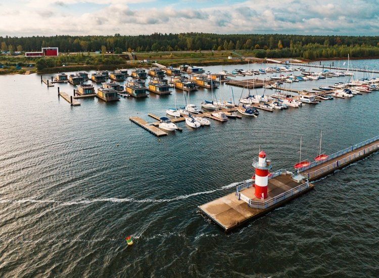 Urlaub auf dem Wasser - Fest verankertes Hausboot im Lausitzer Seenland 