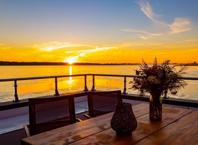 Sonnenuntergänge über der Ostsee - Luxuriöses Hausboot im Saaler Bodden