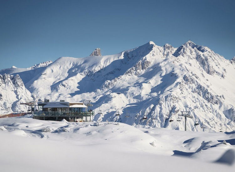 Schneebedeckte Gipfel am Arlberg - Bergpanorama in Österreich inkl. Sauna