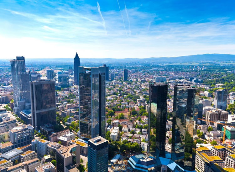 Zwischen Skyline Plaza und Wolkenkratzern: Frankfurt entdecken im Premier Inn
